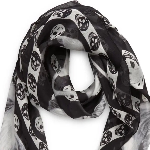 ALEXANDER MCQUEEN Classic Bellflower Silk Scarf Black & Ivory - Picture 2 of 13
